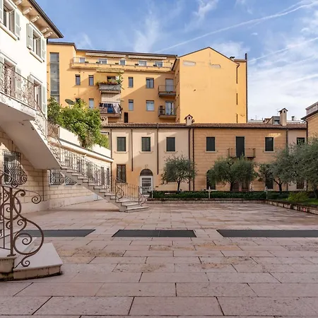 -near Arena & Parking - Pet Friendly Historical Arena Palace Apartmán *