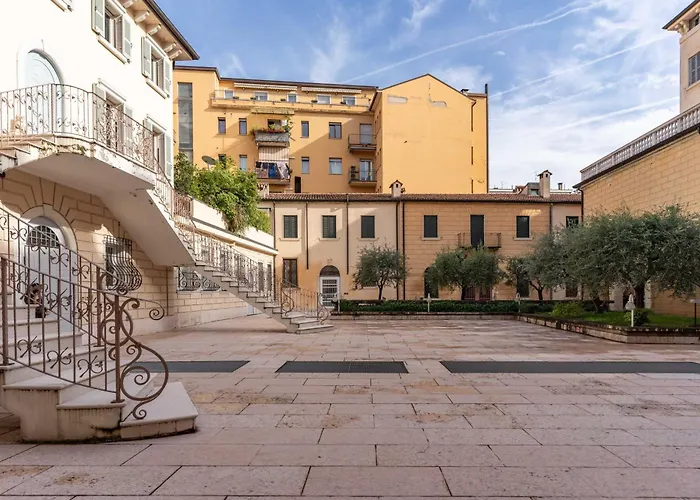 -near Arena & Parking - Pet Friendly Historical Arena Palace Apartman *