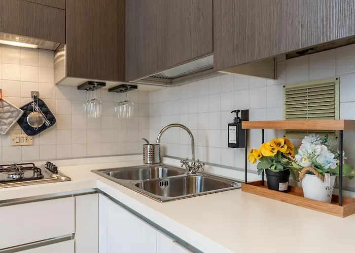 -near Arena & Parking - Pet Friendly Historical Arena Palace