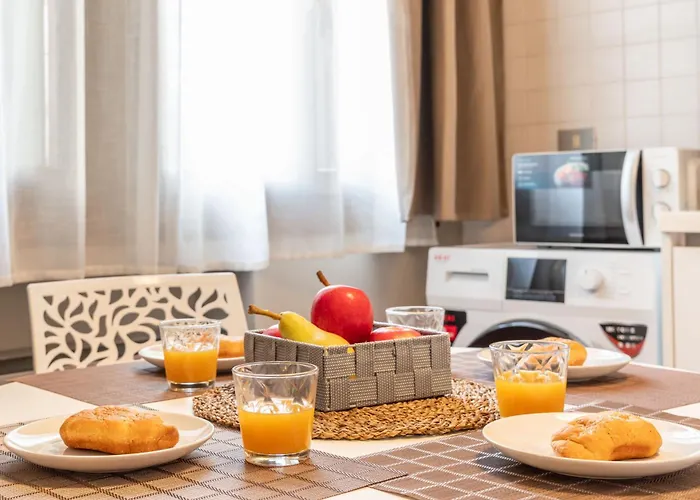 -near Arena & Parking - Pet Friendly Historical Arena Palace *