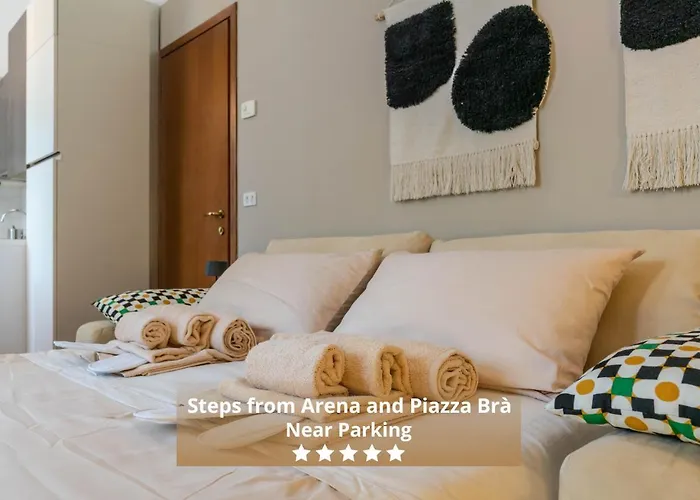 -near Arena & Parking - Pet Friendly Historical Arena Palace *
